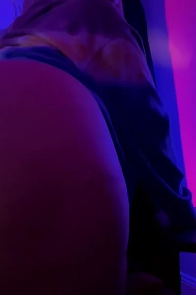 Whiptrax shakes her ass in the room