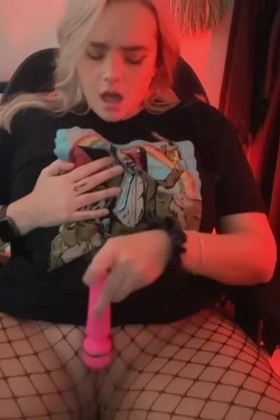 she got so horny so she plays with her vibrator