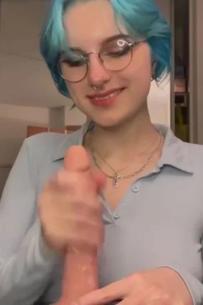 Lyra crow ppays with a dildo to please her onlyfans subscribers