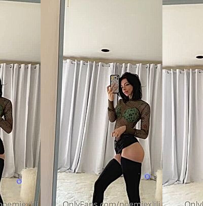 onlyfans model rubs her big tits(Noemiexlili)