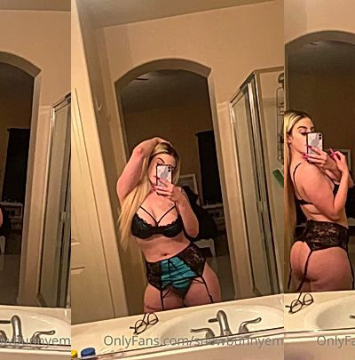onlyfans model Pawgemily makes mirror selfie of her in lingerie