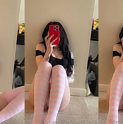 sexy onlyfans model finger fucked her wet pussy(Noemiexlili)