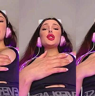 leaked video of onlyfans model K8lyn096 rubbing her nipple till they are hard