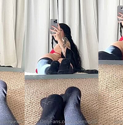 Noemiexlili spread her big ass in her room alone