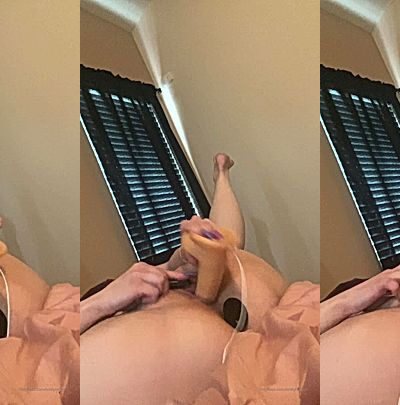 leaked onlyfans model finger her wet ass pussy with dildo and vibrator(Pawgemily)