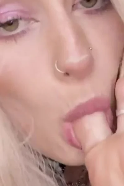 Amanda Cerny sucks off her toes